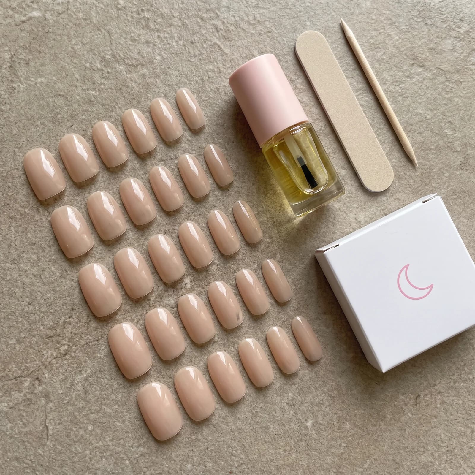 Contenu du Studio Kit Lunanails : press-on capsules, lime, bâtonnet et huile cuticules