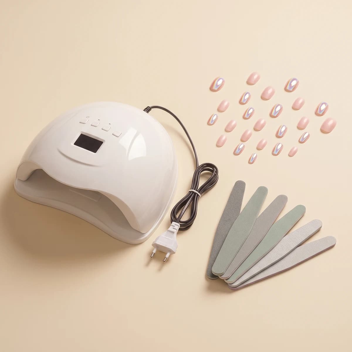 Contenu du Studio Kit : la lampe UV LED 48W, son adaptateur secteur, les 24 capsules press-on rose glacé et les six limes-polissoirs